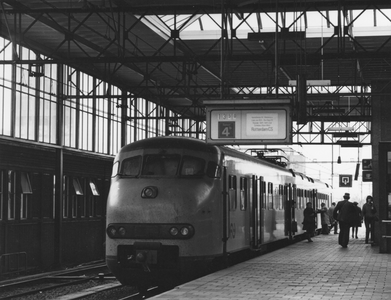 171404 Afbeelding van een electrisch treinstel plan V (mat. 1964) van de N.S. als stoptrein naar Rotterdam langs het ...